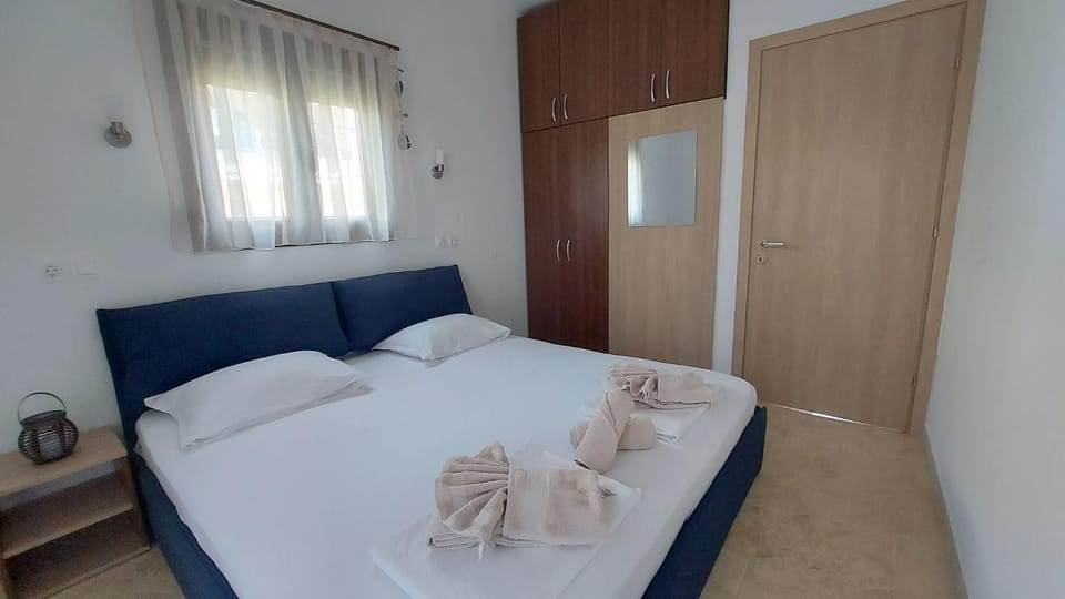 Bed, Photo of the whole room, Bedroom, towels, wardrobe