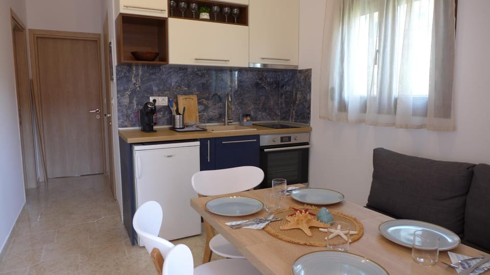 Coffee/tea facilities, Dining area, oven