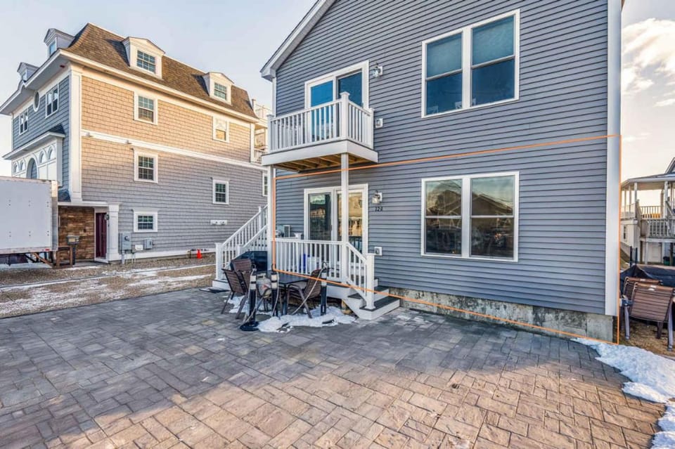 Island Escape Steps to Beach AC Updated House in Hampton Beach