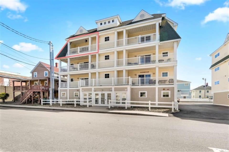 Ocean Views Balcony K Street Penthouse #5 House in Hampton Beach