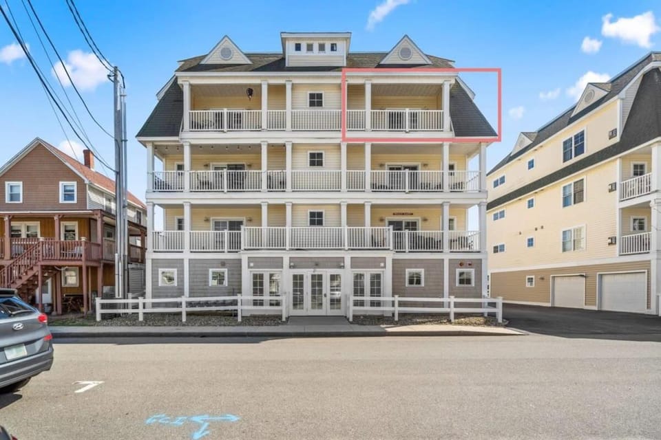 Private Balcony Steps to Beach K St Penthouse #6 House in Hampton Beach