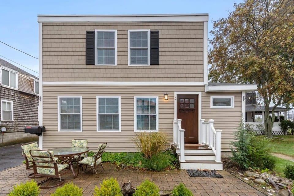 Steps to Beach Pet Friendly Front Unit Apartment in Hampton Beach