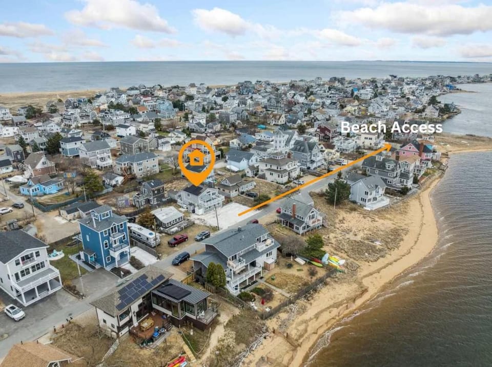 Basin Breeze Cottage AC Decks Water Views House in Newburyport