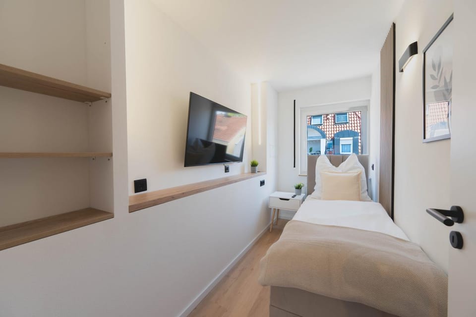 Bed, TV and multimedia, Photo of the whole room, Bedroom