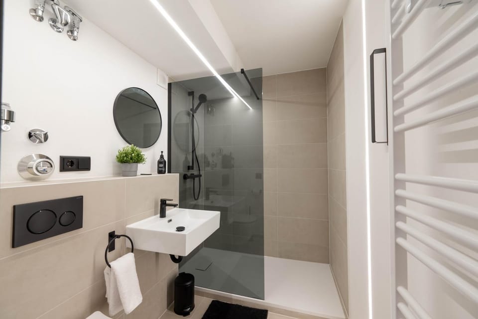 Shower, Toilet, Bathroom, towels