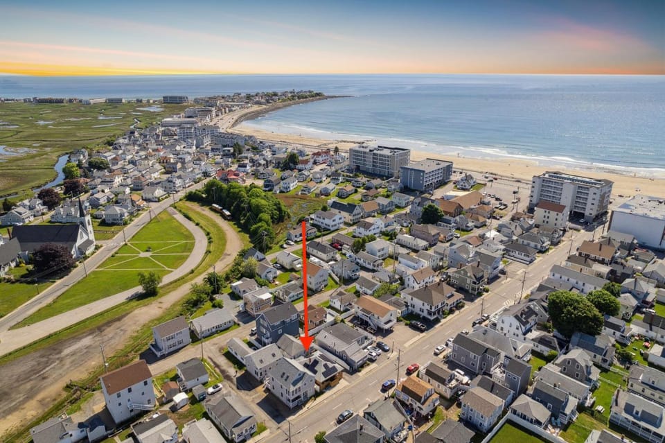 Lorraine's Landing 2 Min to Beach Pet-Friendly House in Hampton Beach