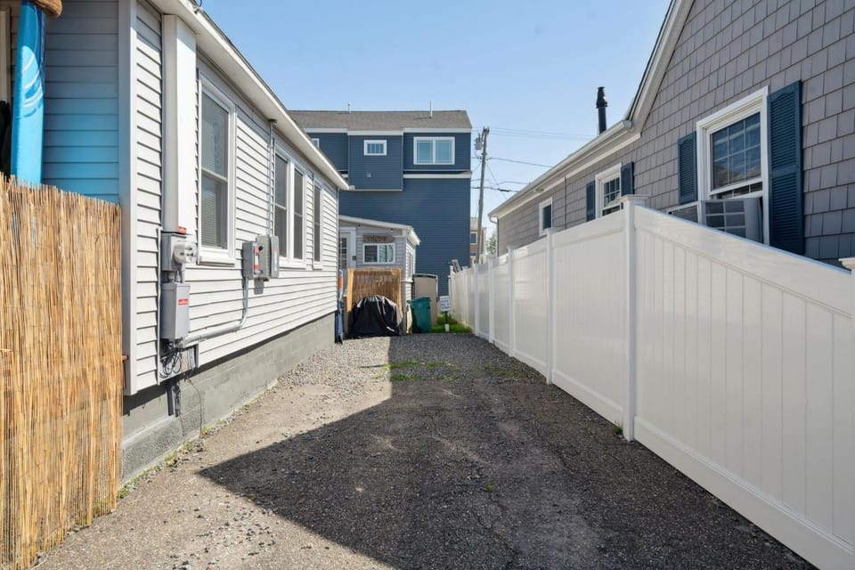 Lorraine's Landing 2 Min to Beach Pet-Friendly House in Hampton Beach