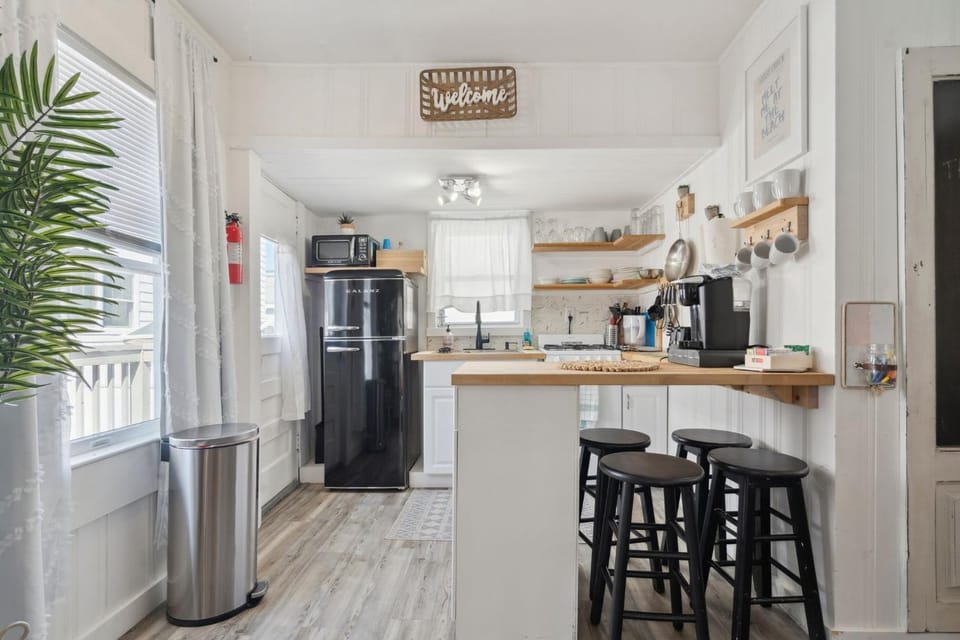 Lorraine's Landing 2 Min to Beach Pet-Friendly House in Hampton Beach