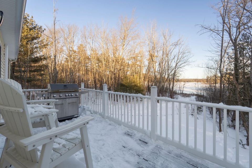 Winnisquam Landing Lakefront Firepit Deck House in Tilton