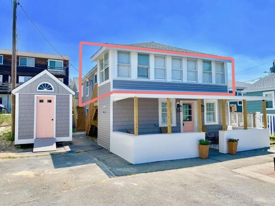 The Cammie Cabana Pet Friendly Steps to Beach Apartment in Newburyport