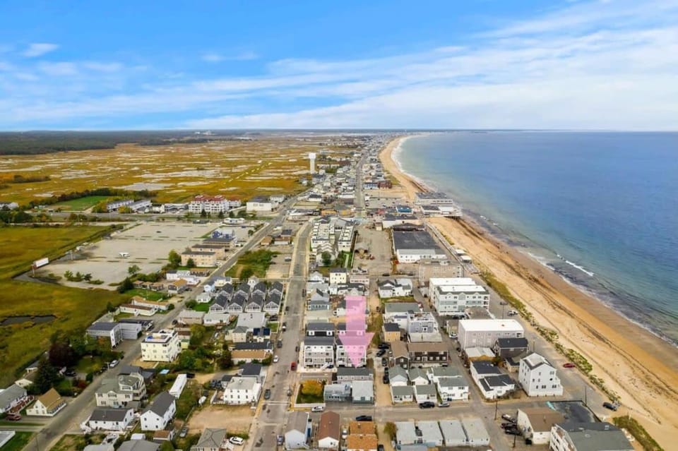 The Cammie Cabana Pet Friendly Steps to Beach Apartment in Newburyport
