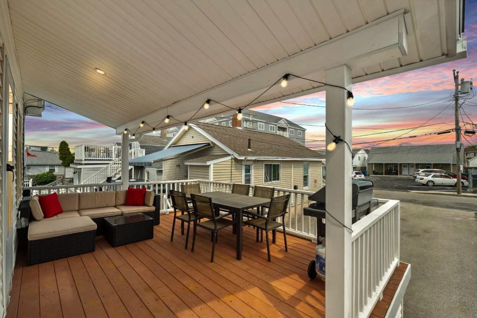 Blinkin Beach House Newly Renovated Steps to Beach House in Hampton Beach