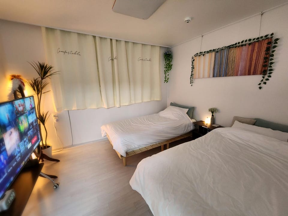Bed, TV and multimedia, Bedroom