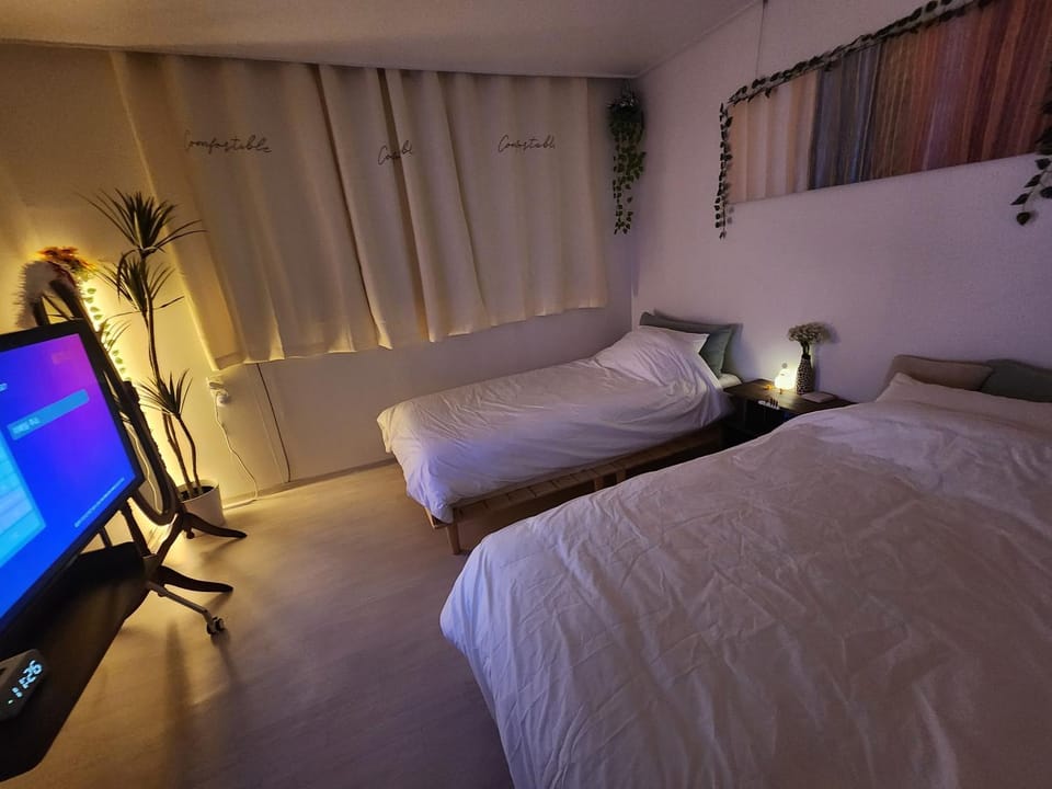 Communal lounge/ TV room, Bed, TV and multimedia, Bedroom