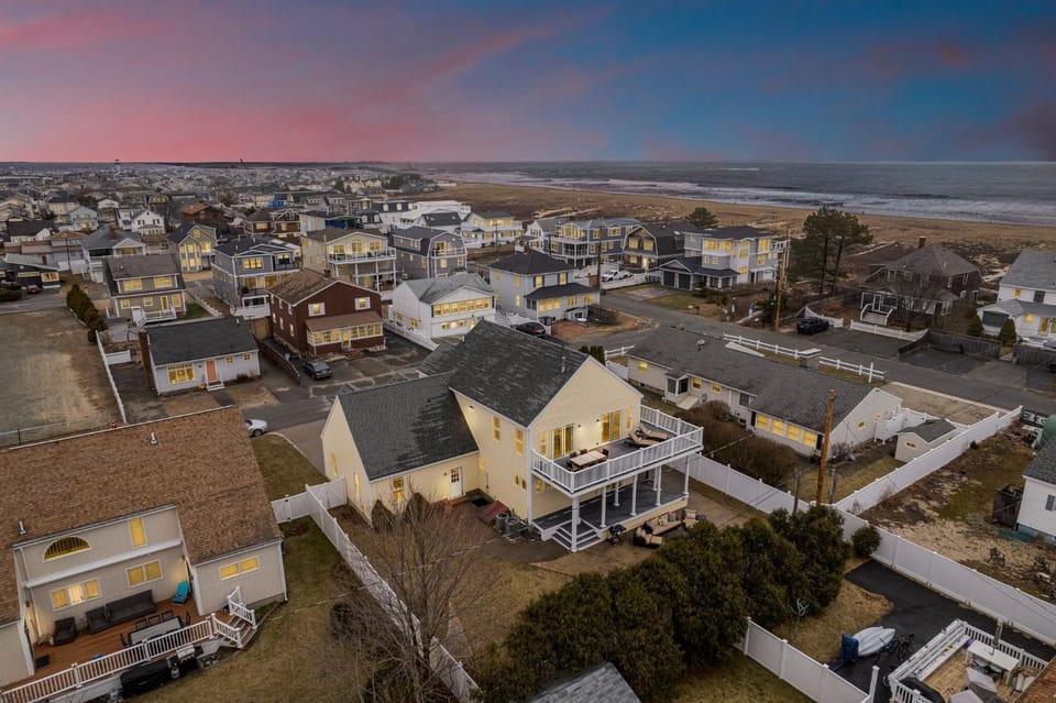 Sandy Toes Ocean Views Steps to Beach Deck House in Seabrook