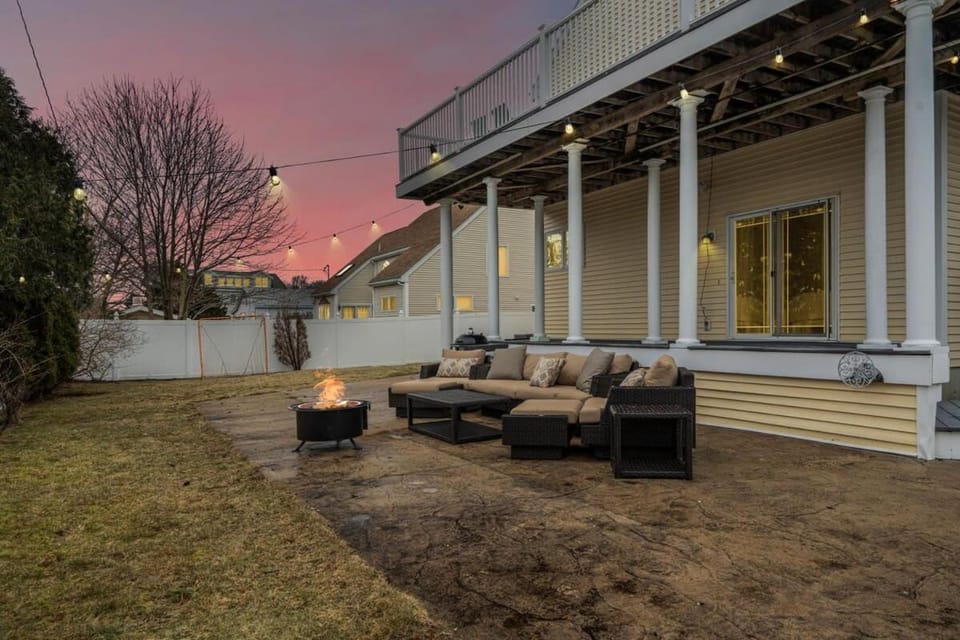 Sandy Toes Ocean Views Steps to Beach Deck House in Seabrook