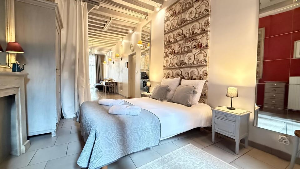 Bed, Photo of the whole room, Bedroom, towels