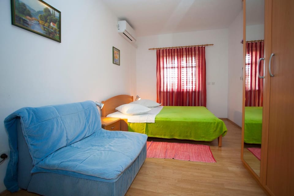 Bed, Seating area, Bedroom