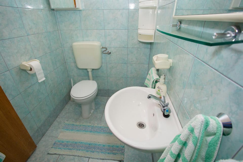 Shower, Toilet, Bathroom, towels