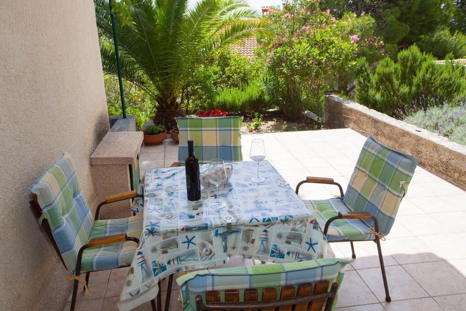Patio, Day, Garden, Seating area, Dining area