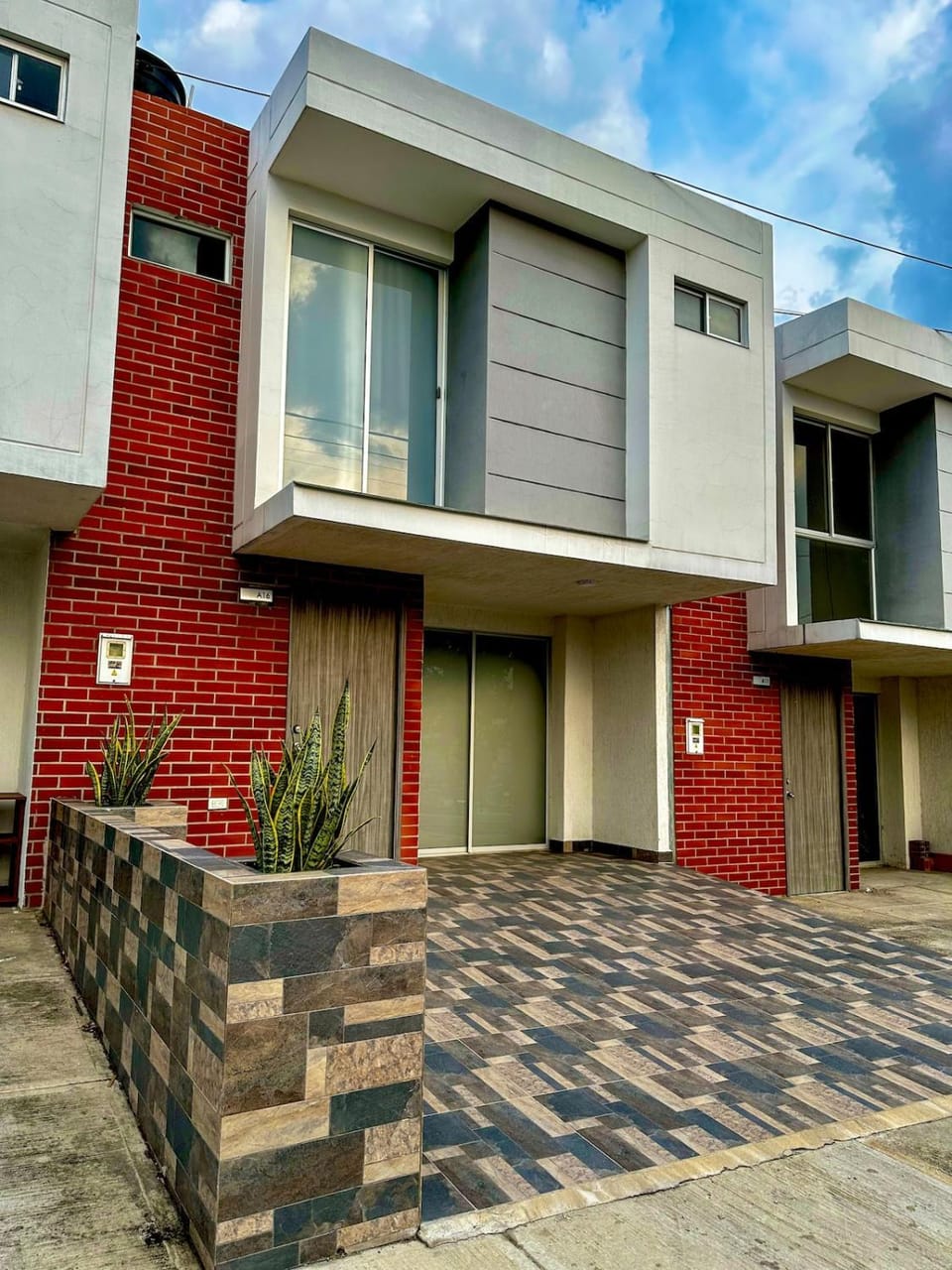 Facade/entrance