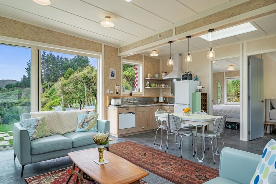 Kitchen or kitchenette, Living room, Seating area, Dining area
