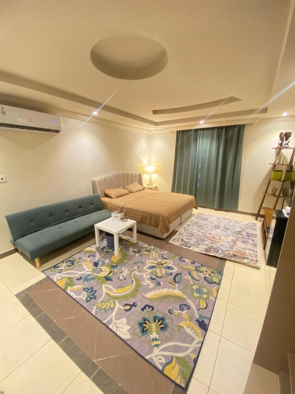 Bed, Photo of the whole room, Seating area, Bedroom