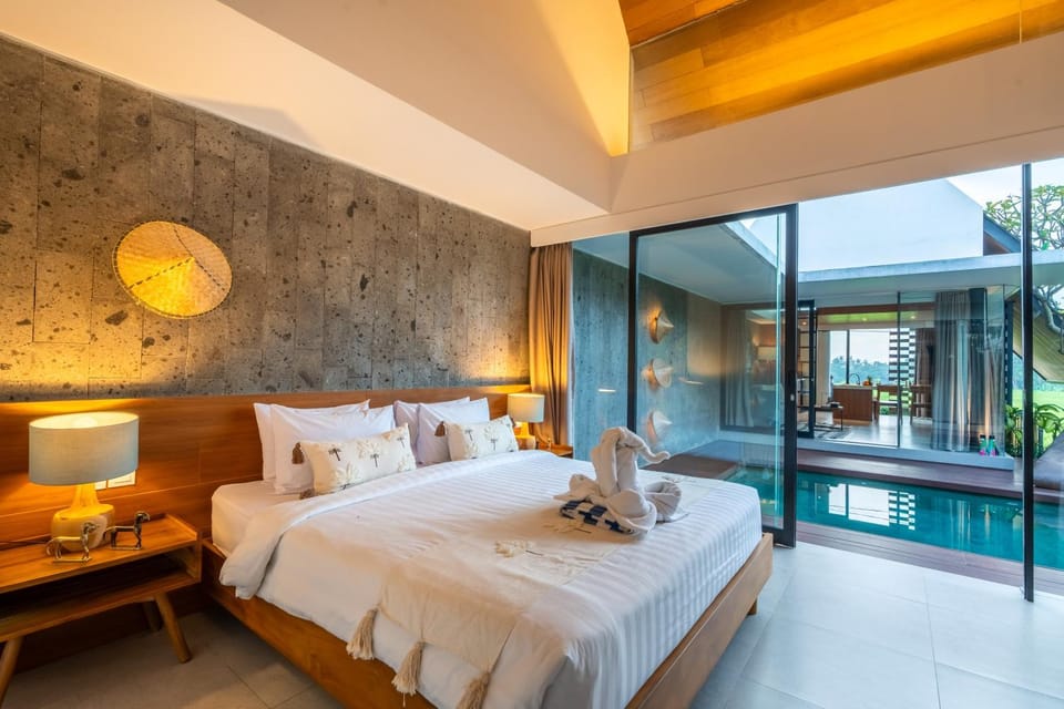 Bed, Photo of the whole room, Bedroom, Swimming pool, towels