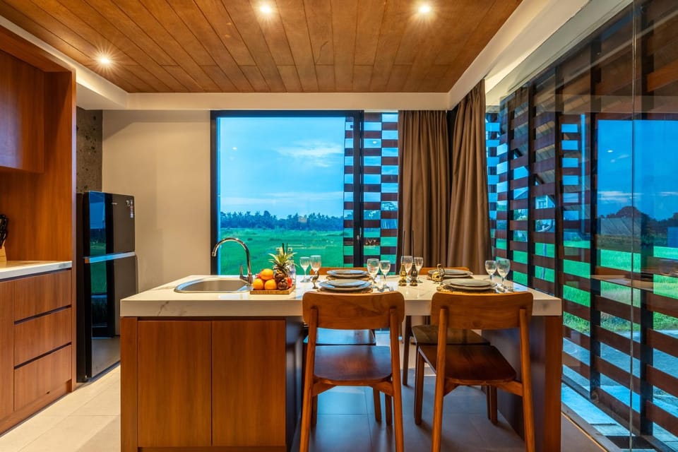 Kitchen or kitchenette, Dining area