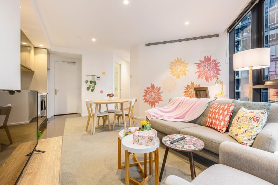 2BR Prime Spot! Steps from Crown & Yarra River Apartment in Southbank