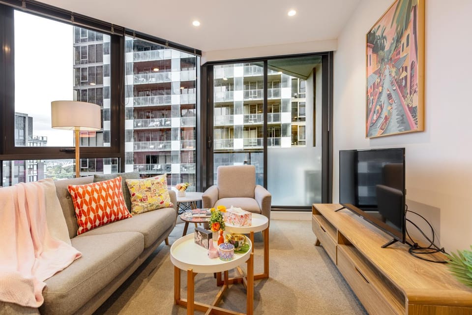 2BR Prime Spot! Steps from Crown & Yarra River Apartment in Southbank