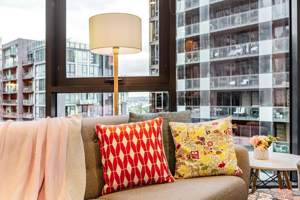 2BR Prime Spot! Steps from Crown & Yarra River Apartment in Southbank