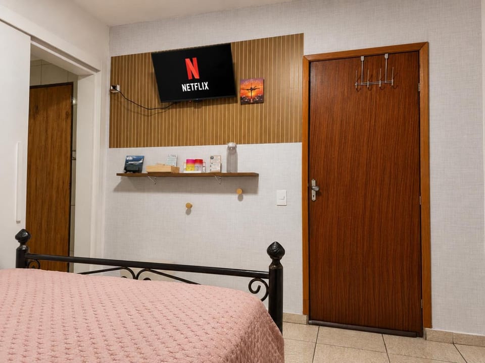 TV and multimedia, Photo of the whole room, Bedroom