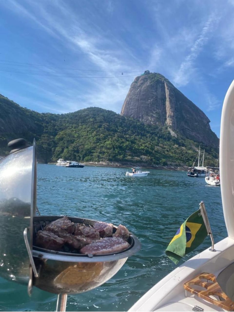Passeio de Lancha no Rio de Janeiro Docked boat in Rio de Janeiro