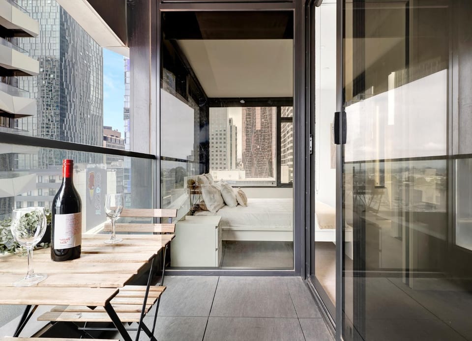 Luxurious 2BR Apartment - Central CBD Location with Pool, Gym Apartment in Melbourne