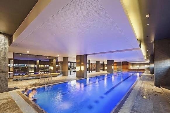 Luxurious 2BR Apartment - Central CBD Location with Pool, Gym Apartment in Melbourne