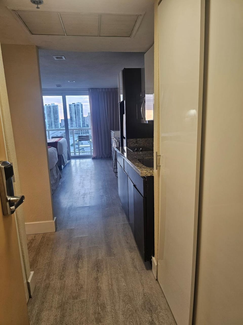 Beach Studio with City View Apartment in Sunny Isles Beach