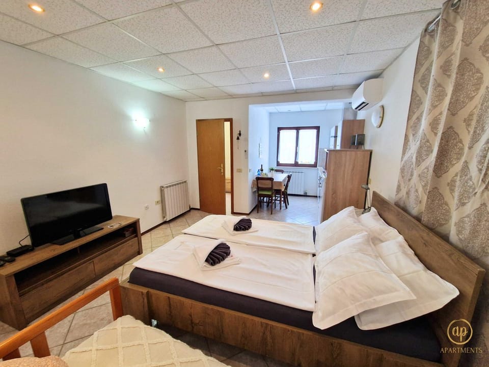 Bed, TV and multimedia, Photo of the whole room, Bedroom, towels