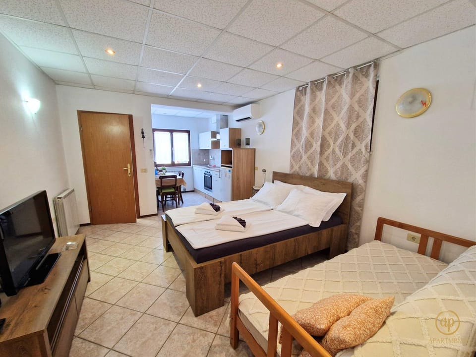 TV and multimedia, Photo of the whole room, Bedroom
