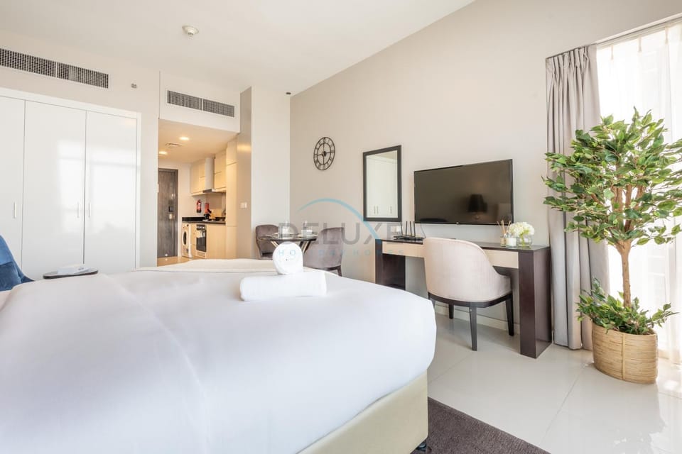 Bed, TV and multimedia, Seating area, Bedroom