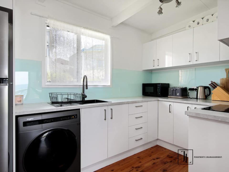Kitchen or kitchenette, oven, stove, toaster, washing machine