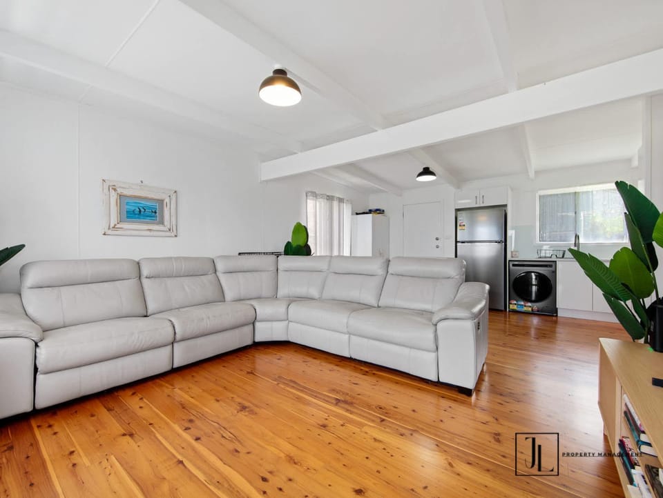 TV and multimedia, Kitchen or kitchenette, Living room, Seating area