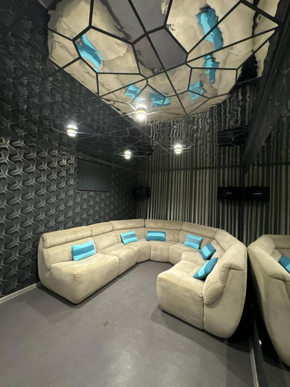 Karaoke, Seating area