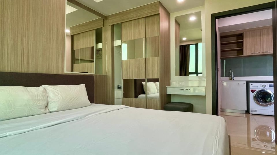 Bed, Kitchen or kitchenette, Photo of the whole room, Bedroom, wardrobe, washing machine