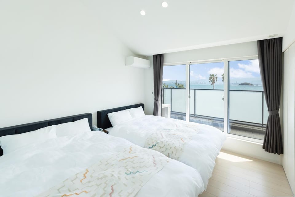 Bed, Natural landscape, Photo of the whole room, Bedroom