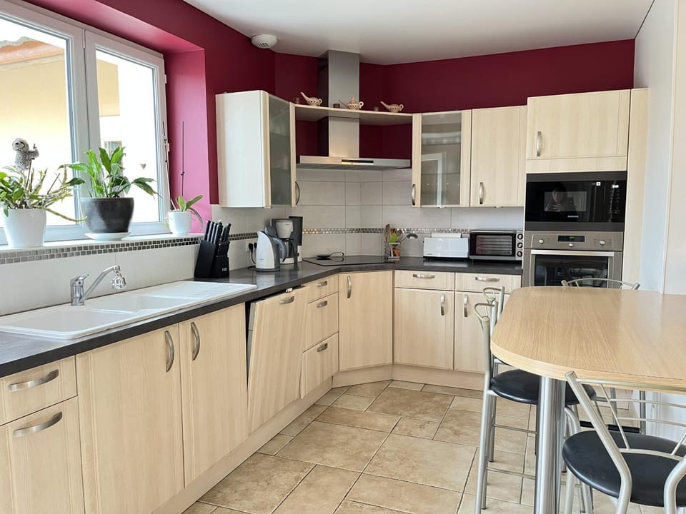 Coffee/tea facilities, Dining area, dishwasher, oven, toaster