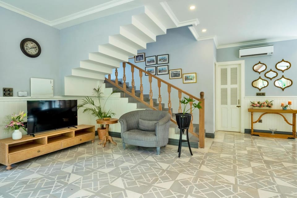 Communal lounge/ TV room, TV and multimedia, Living room, Seating area, Evening entertainment