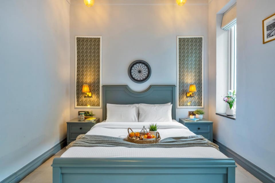 Bed, Food and drinks, Photo of the whole room, Bedroom, Food, towels