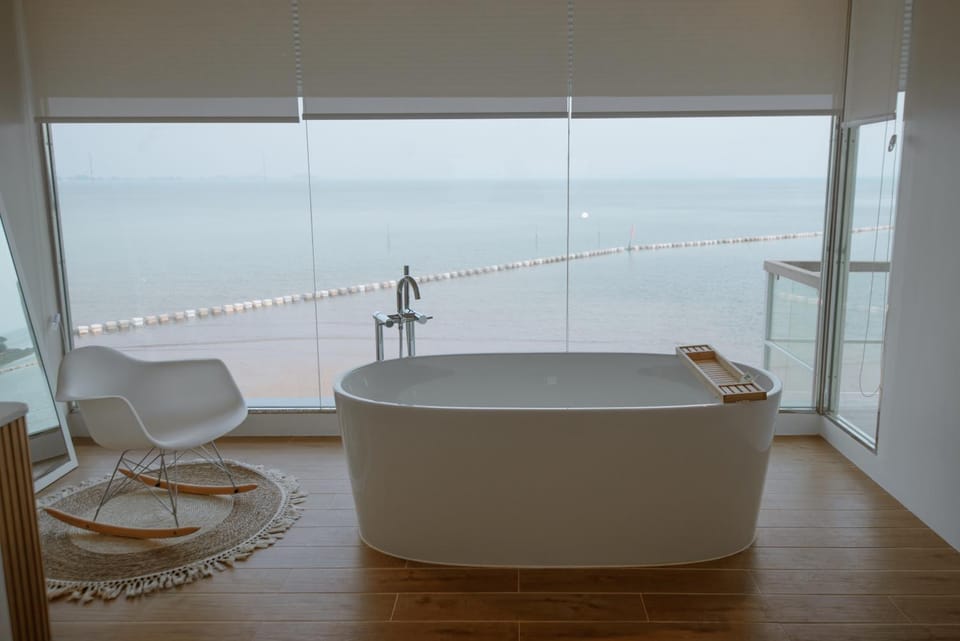 Sea view, Bath