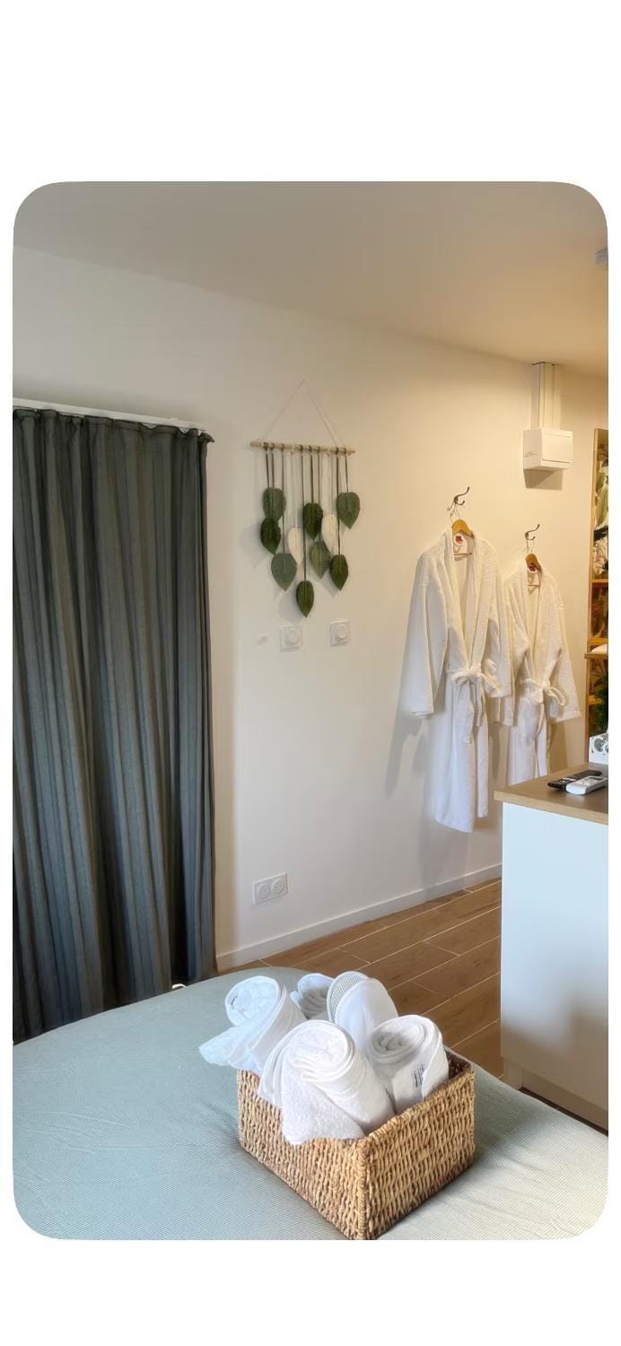 Chambre Sud Doré avec Piscine en saison et SPA en supplément Vacation rental in Occitanie